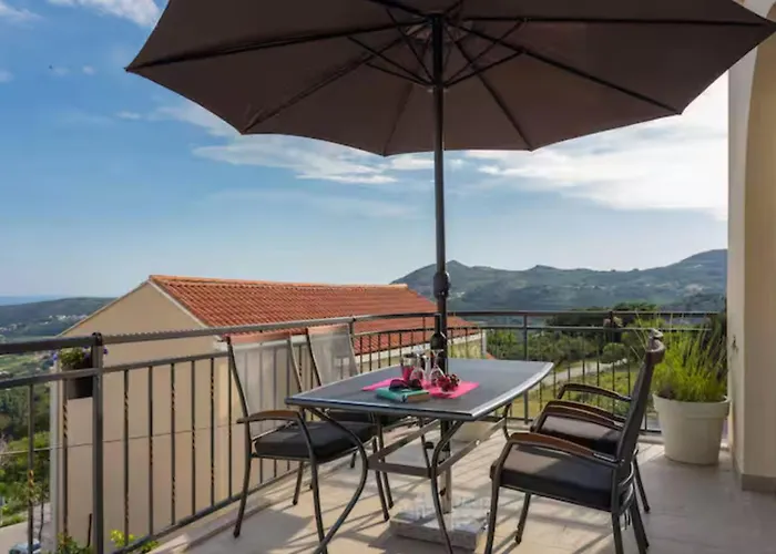 Mountain House With Sea View بيت للعطل مْليني